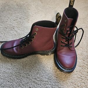 Dr. MARTENS SIZE 6 BURGUNDY BOOTS
